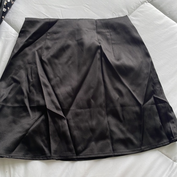 Black polyester mini skirt - Picture 2 of 2